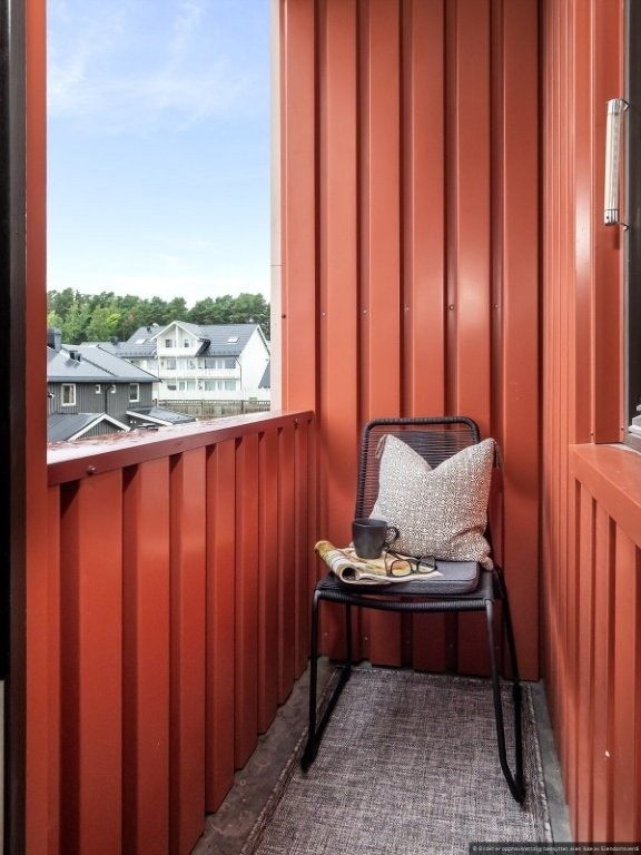 Fra stuen er det utgang til en balkong på 1 m² med gulv av støpt betong. Galleribilde