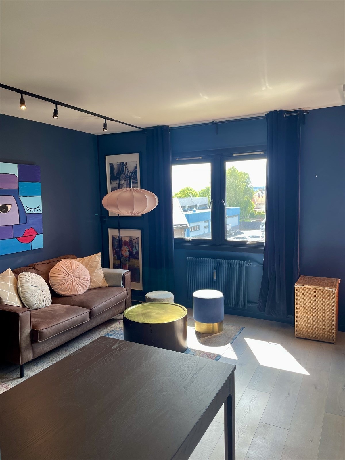 Oppvarming med vannbårne radiatorer sikrer en jevn og behagelig temperatur. Galleribilde