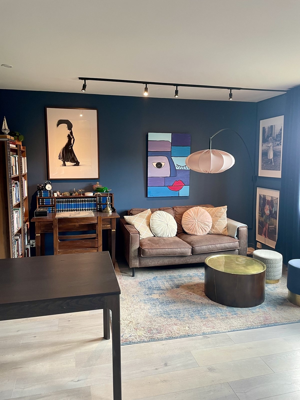 Hovedrommet er enkelt å møblere og kombinerer stue og soveplass på en fleksibel måte. Galleribilde