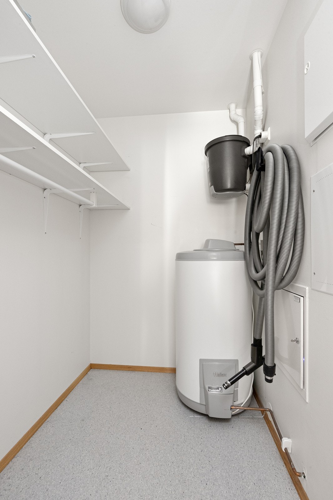 Intern bod med ny varmtvannsbereder fra 2023 og enhet for sentralstøvsuger. Galleribilde