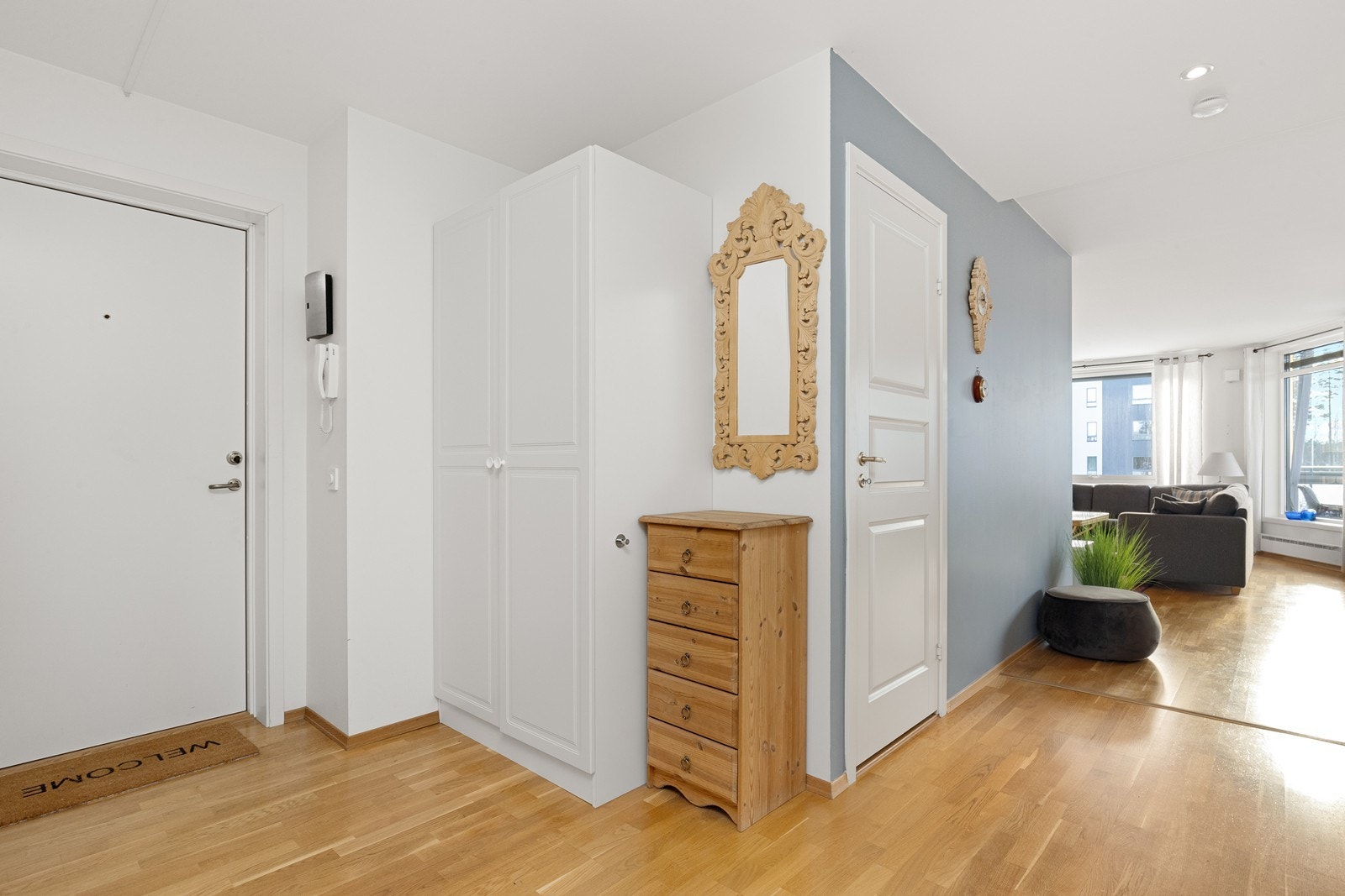 Innbydende entré med parkettgulv og dørcalling-anlegg. Galleribilde