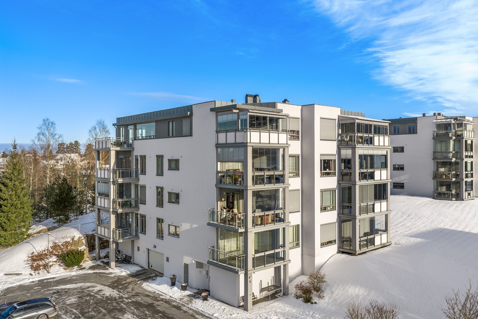 Boligblokken er oppført over 5 plan med etasjeskillere av betong. Galleribilde