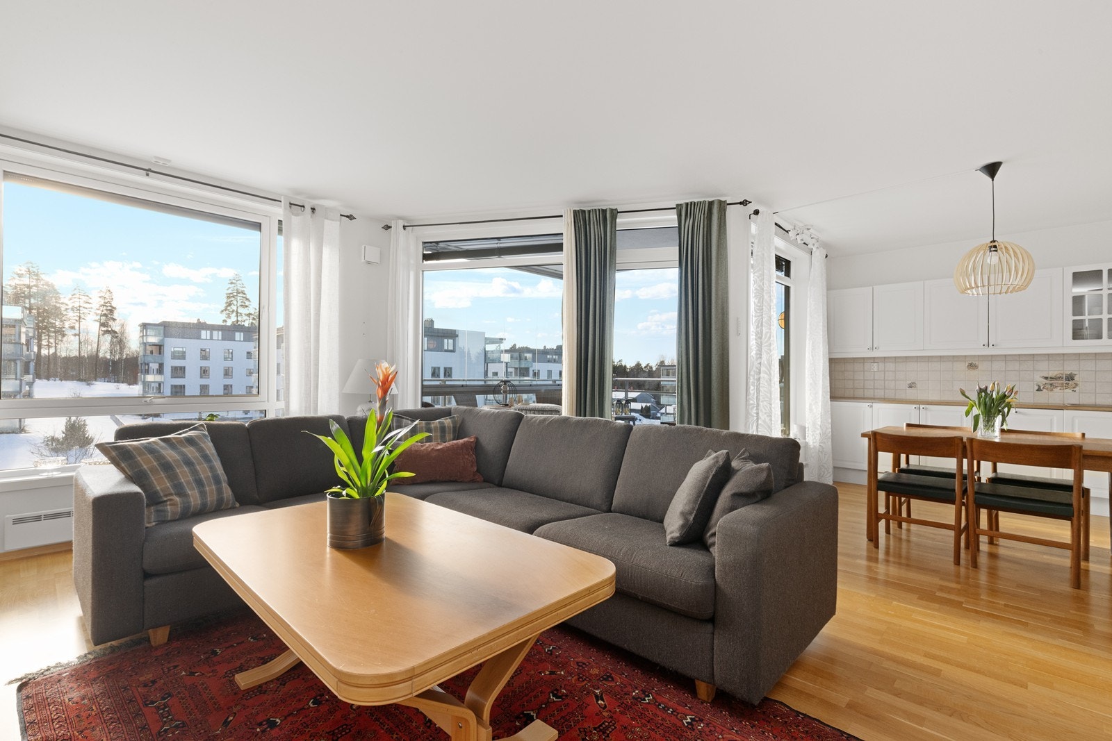 Den åpne løsningen gir god plass til både en romslig sofagruppe og spisebord. Galleribilde