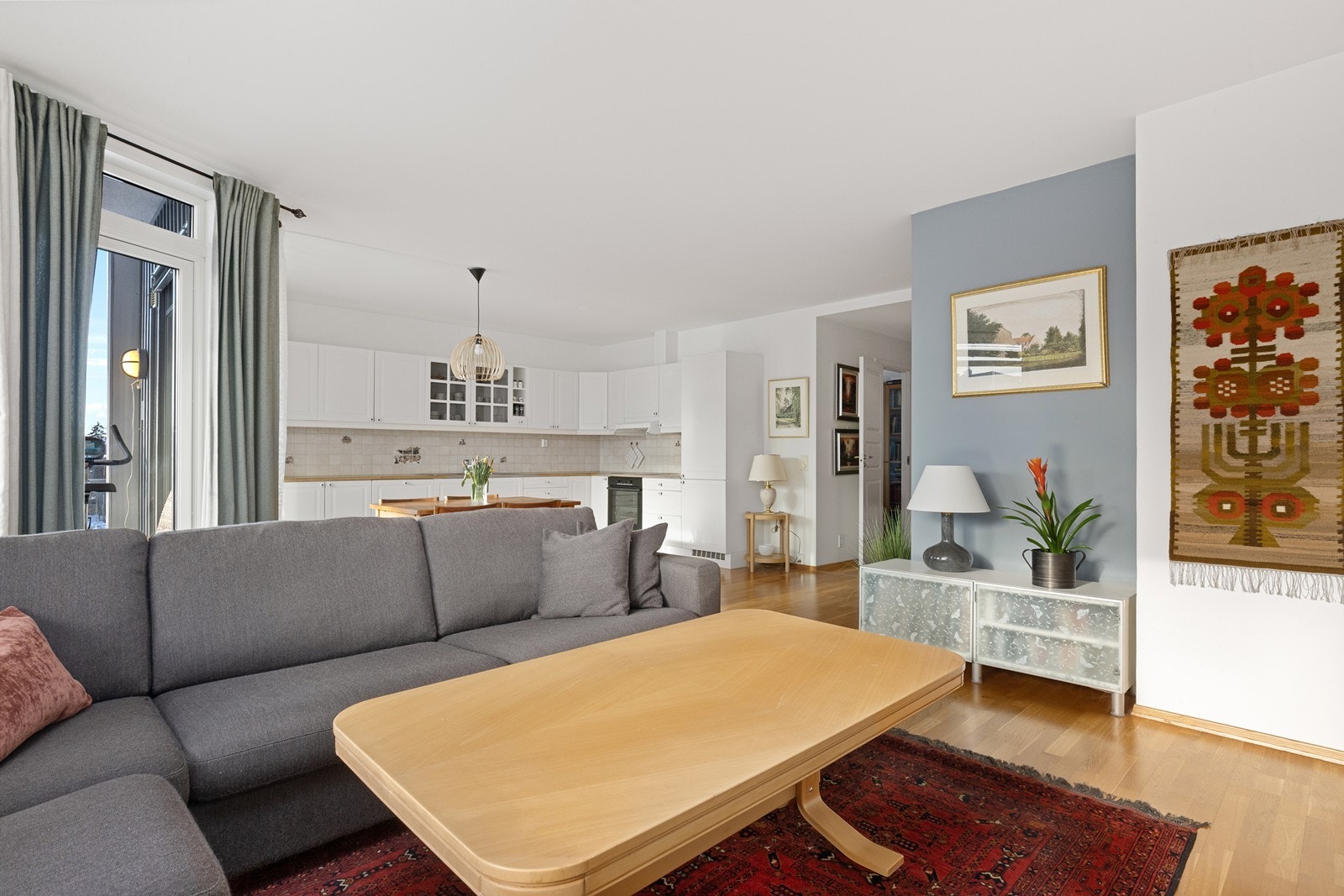 Koselig og lys sofakrok. Galleribilde