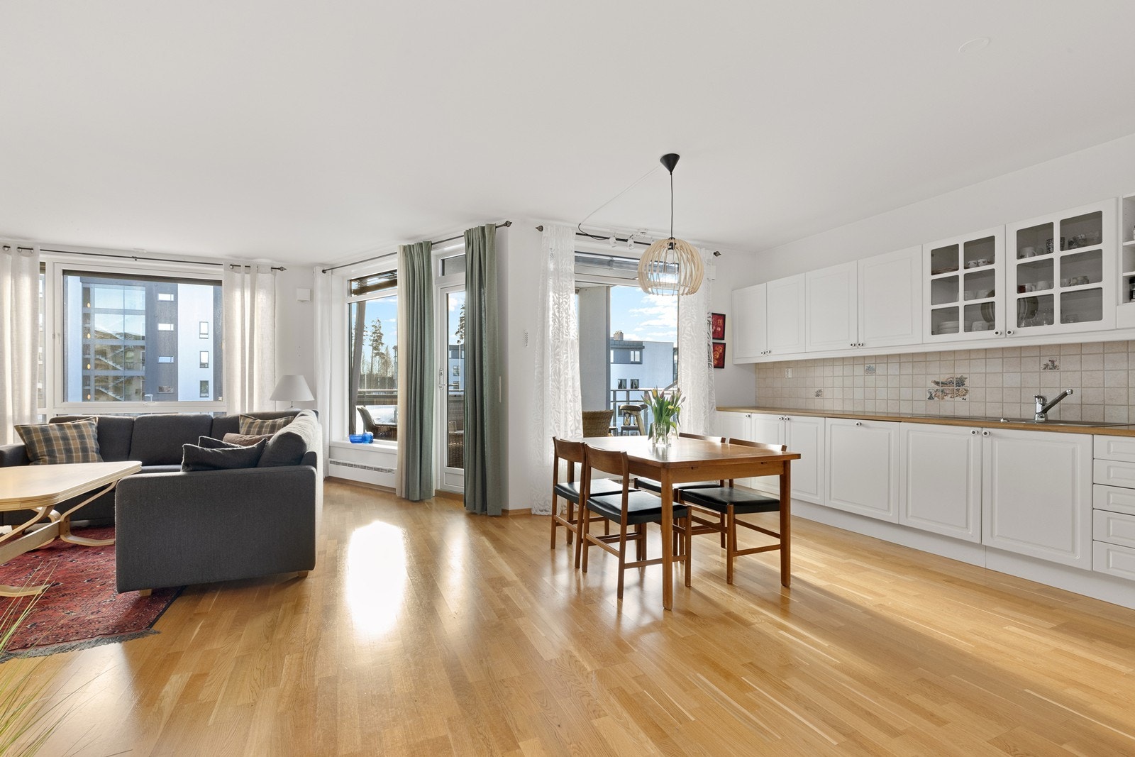 Åpen stue-/kjøkkenløsning. Flere store vinduer slipper godt med naturlig lys inn. Galleribilde