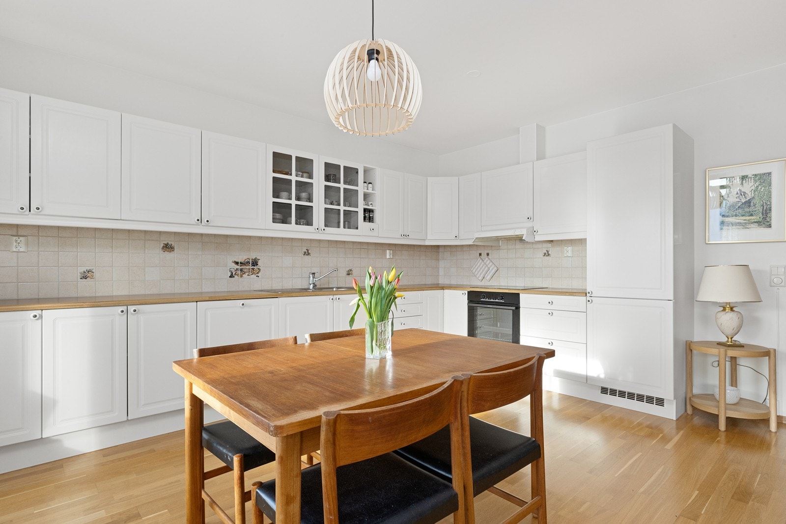 Kjøkkenet består av profilerte over-/underskap, laminert benkeplate, integrert kjøle-/fryseskap, oppvaskmaskin, helstøpt servant med 2 kummer og innfelt ovn. Galleribilde