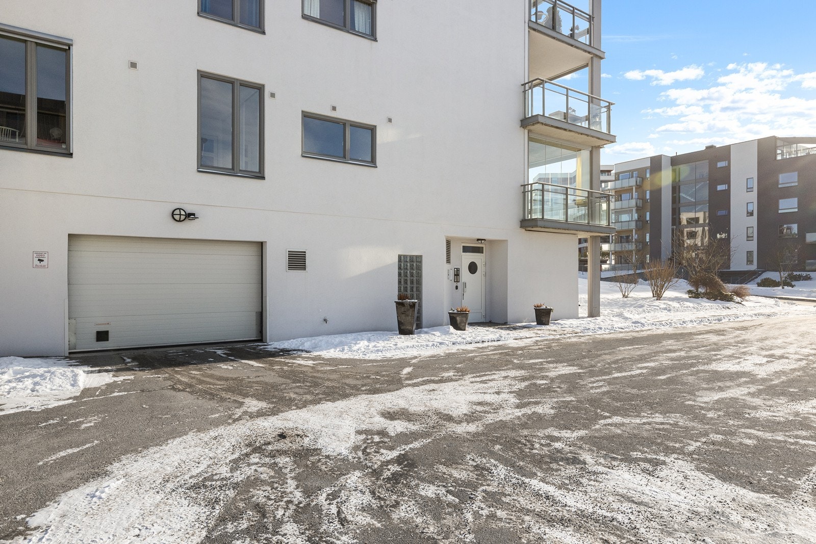 Direkte adkomst til leiligheten og garasjeanlegget fra bakkeplan. Galleribilde