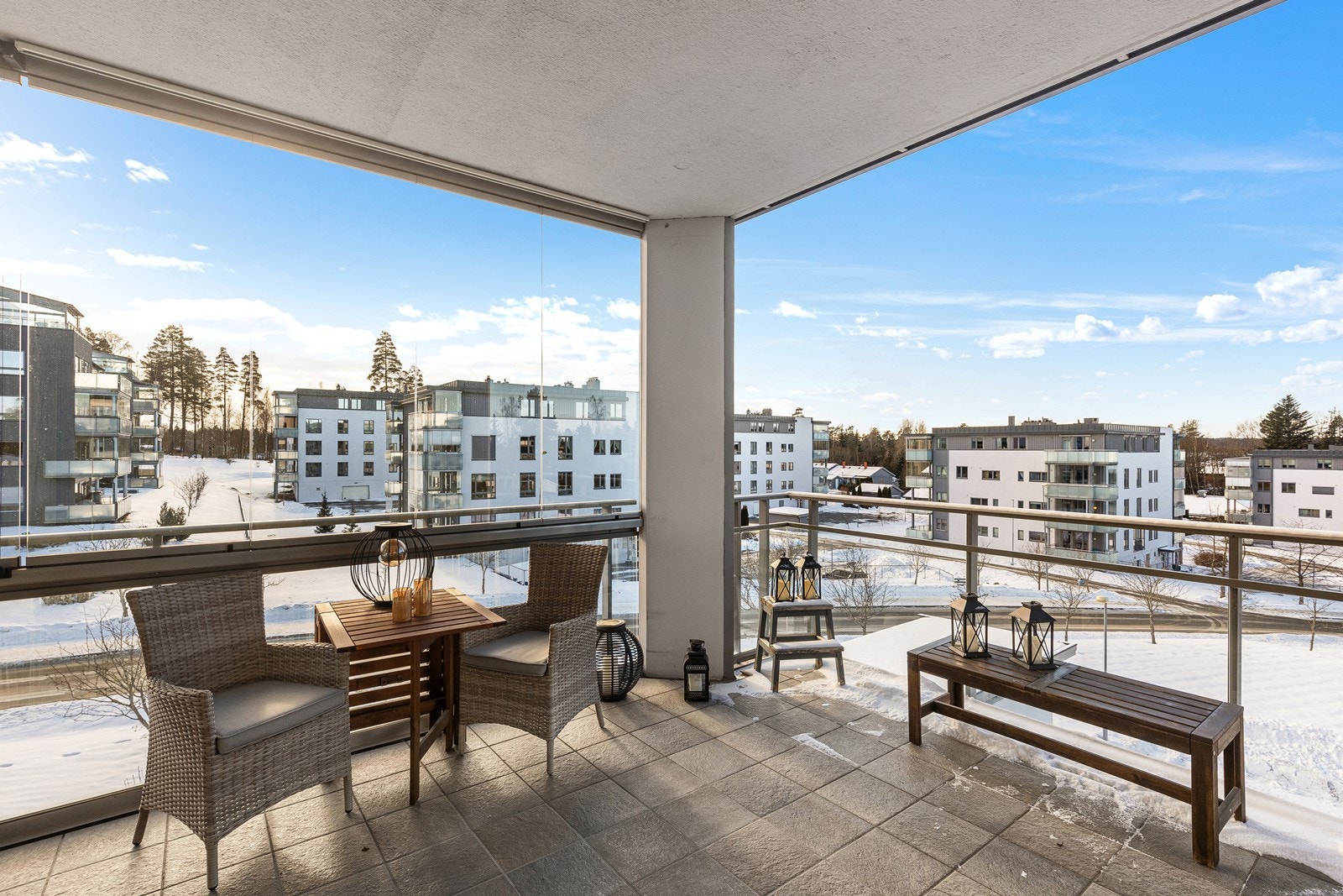 Fra stuen er det utgang til delvis innglasset balkong med overbygg og rekkverk av glass og stål. Galleribilde