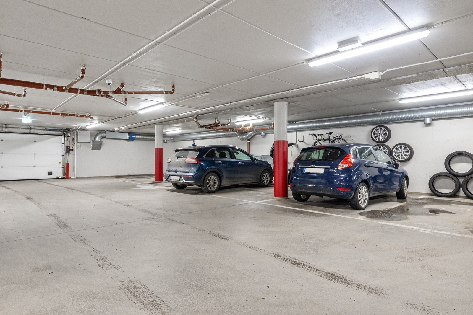 Biloppstillingsplass i felles, lukket garasjeanlegg. Galleribilde