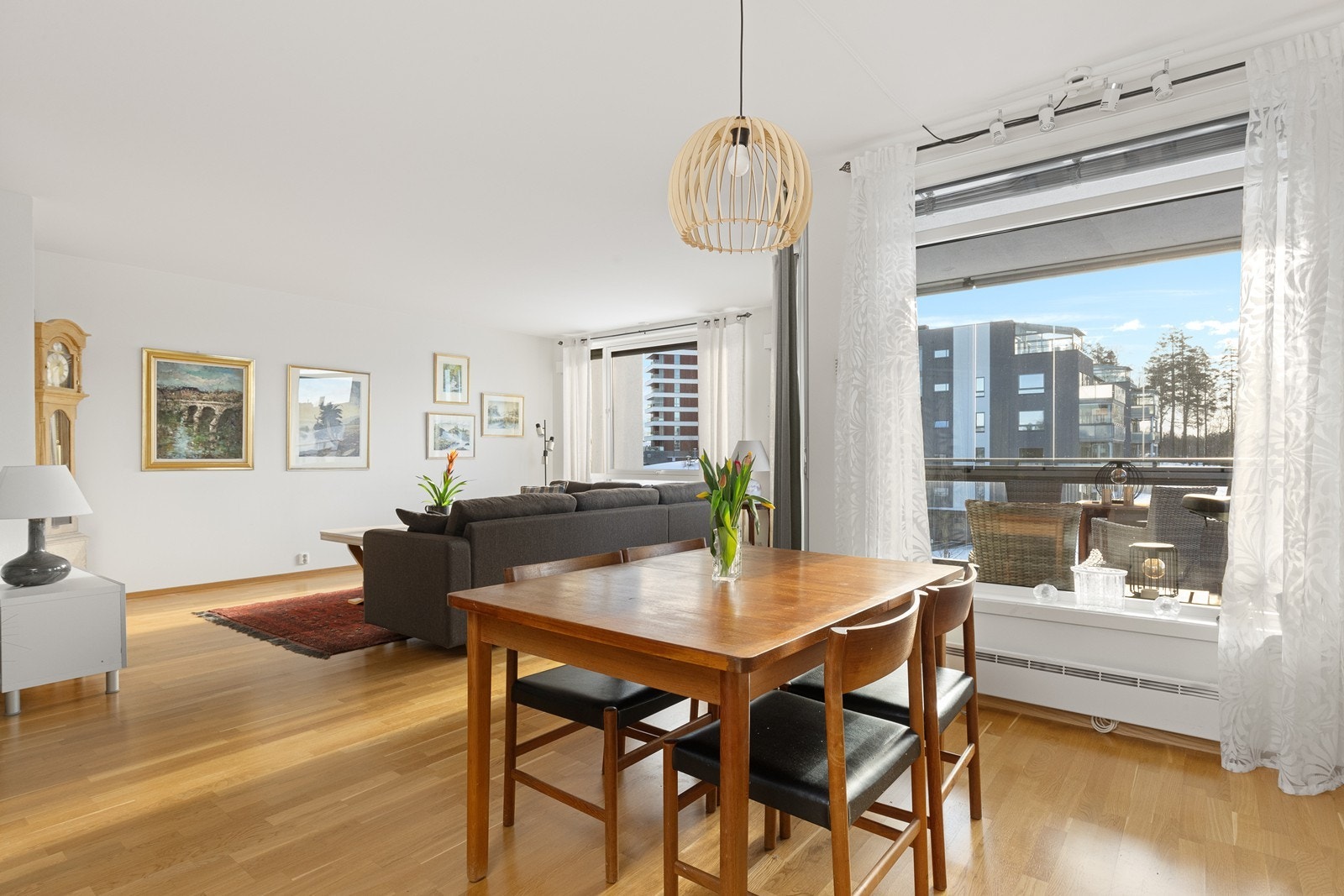 Spiseplassen er praktisk plassert i tilknytning til kjøkkenet. Galleribilde