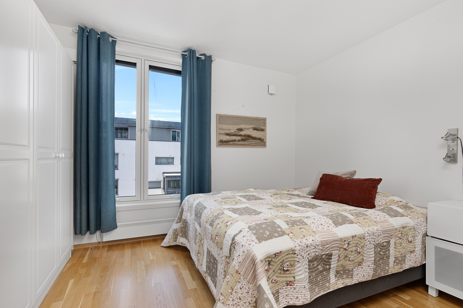 Hovedsoverommet har plass til dobbeltseng og garderobeløsning. Galleribilde