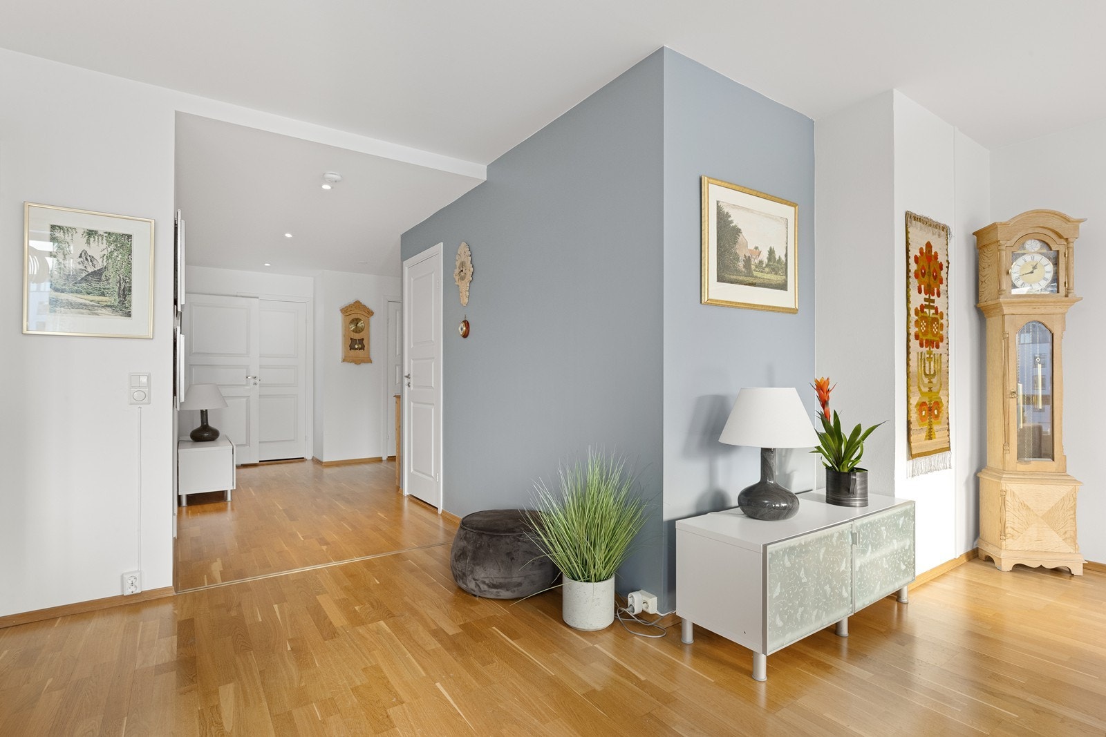 Fra entreen åpner leiligheten seg opp mot de sosiale sonene. Galleribilde