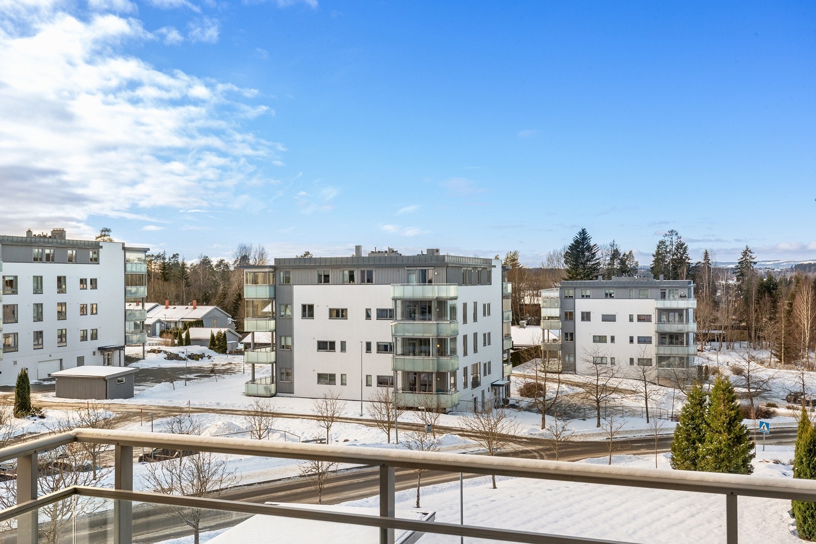 Fra leiligheten er det utsikt over det omkringliggende boligområdet i Vestby. Galleribilde
