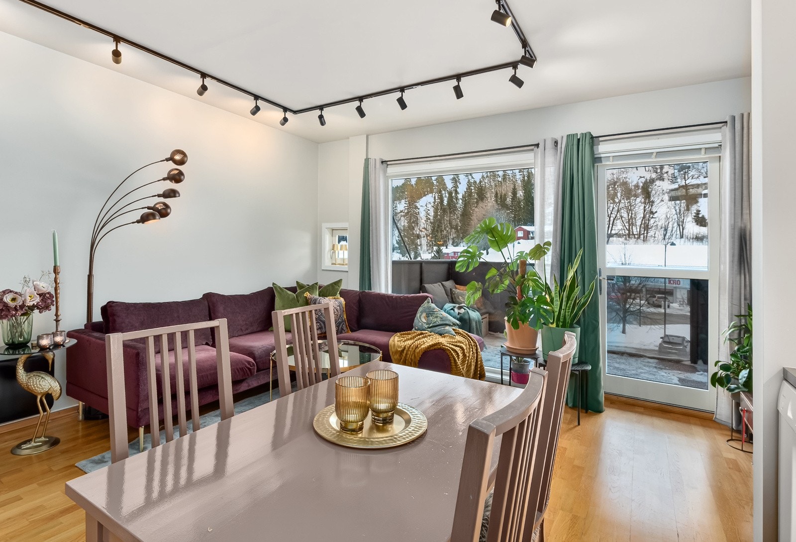 Fra stuen er det utgang til overbygd balkong som kan benyttes hele året. Galleribilde