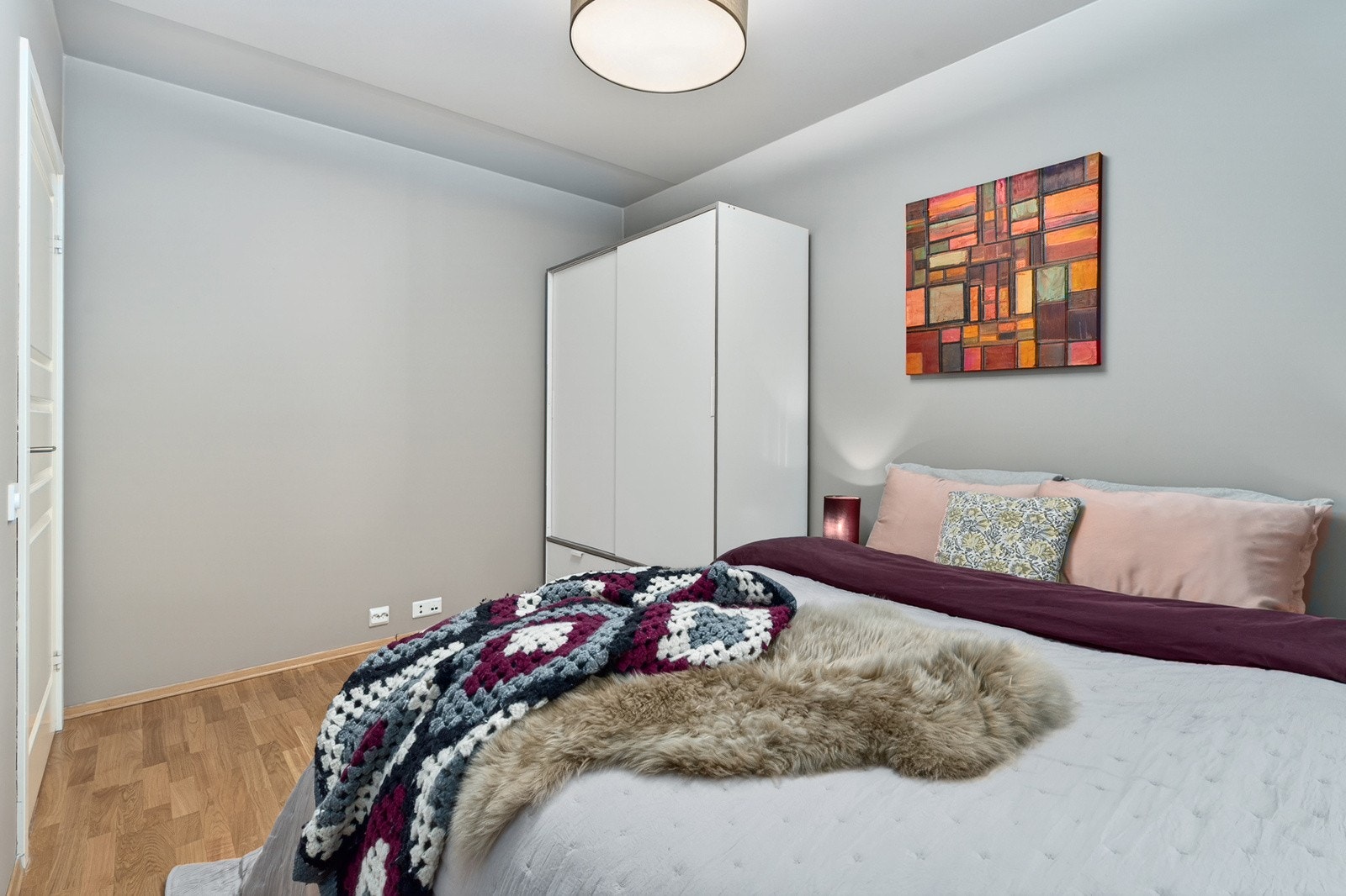 Det er malte flater på vegg og tak, og parkett på gulv. Galleribilde