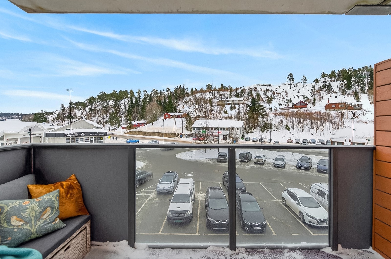 Det er godt utsyn men lite innsyn på balkongen. Den er på 9 kvm og blir som en forlengelse av stuen. Galleribilde