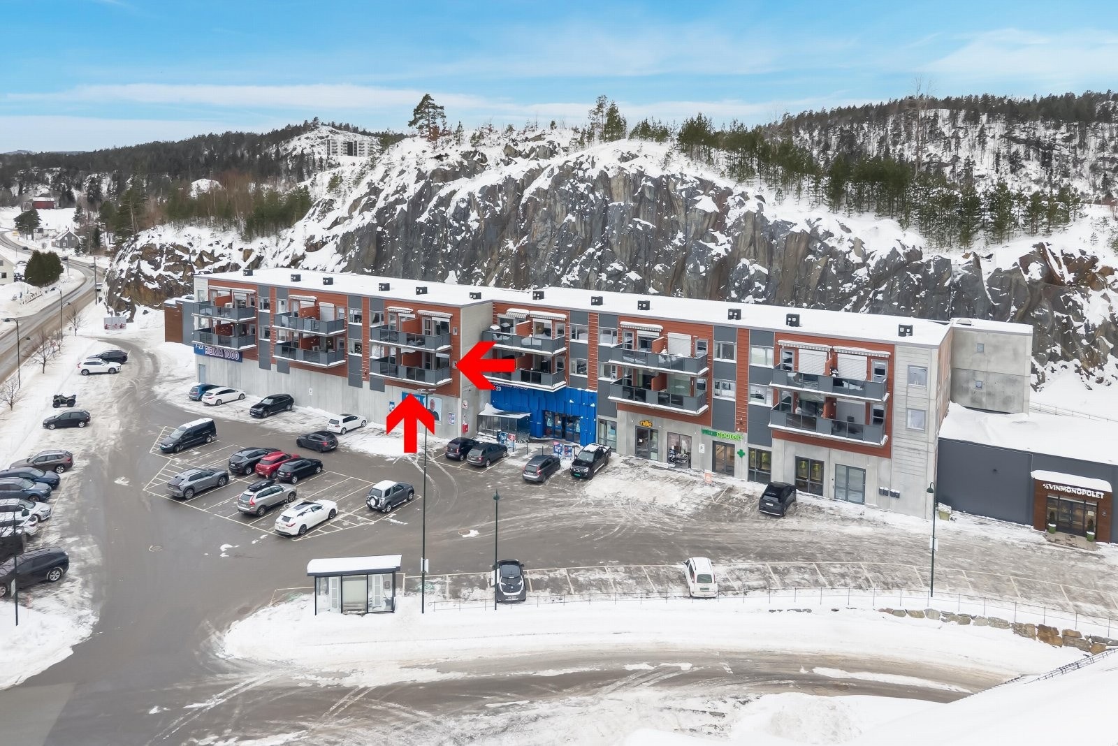 Leiligheten ligger i 2 etg og har heis ned til butikken bare få meter fra inngangsdøren. Galleribilde