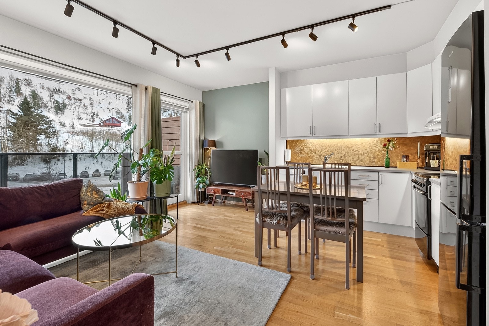 Leiligheten er lys og fin med åpen løsning og store vindusflater som gir rikelig med naturlig lys - den store takhøyden gir en luftig romfølelse. Galleribilde