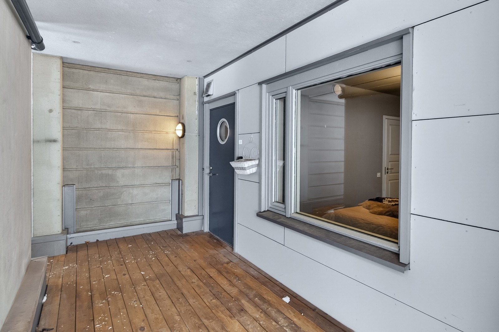 Lettstelt og fint overbygget inngangsparti. Her er det også plass til sittegruppe, eller et lite cafésett. Galleribilde