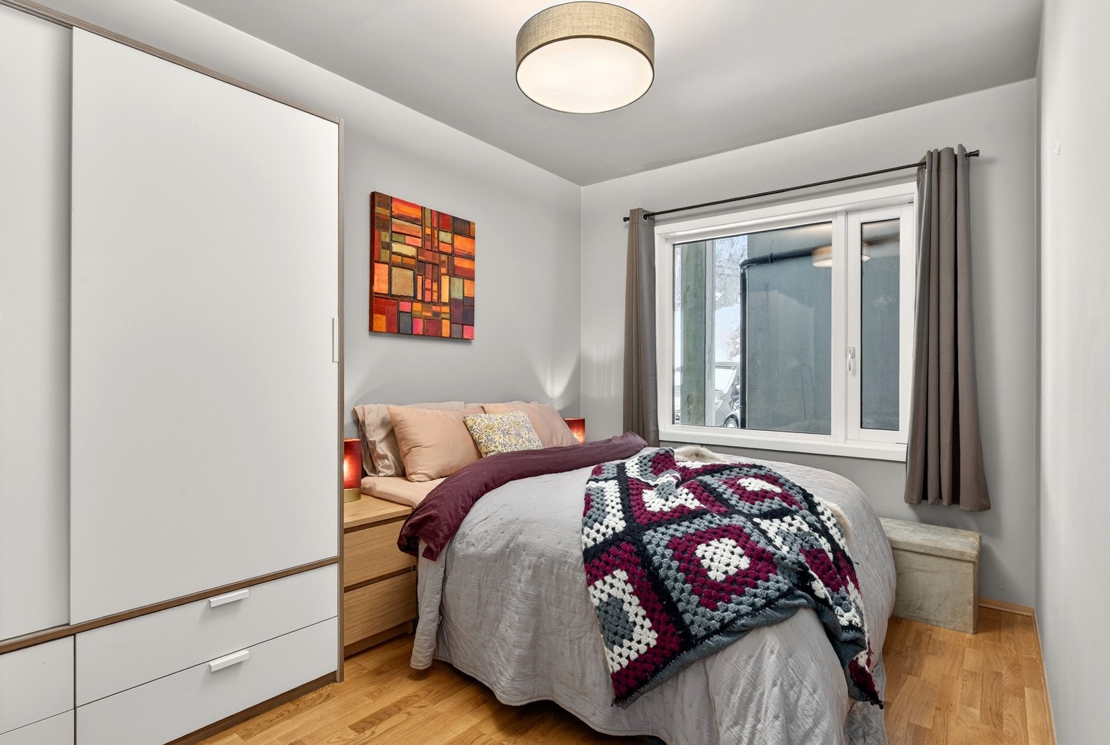 Soverommet er i god størrelse og har plass til dobeltseng med nattbord på hver side, samt garderobe for klesoppbevaring. Galleribilde