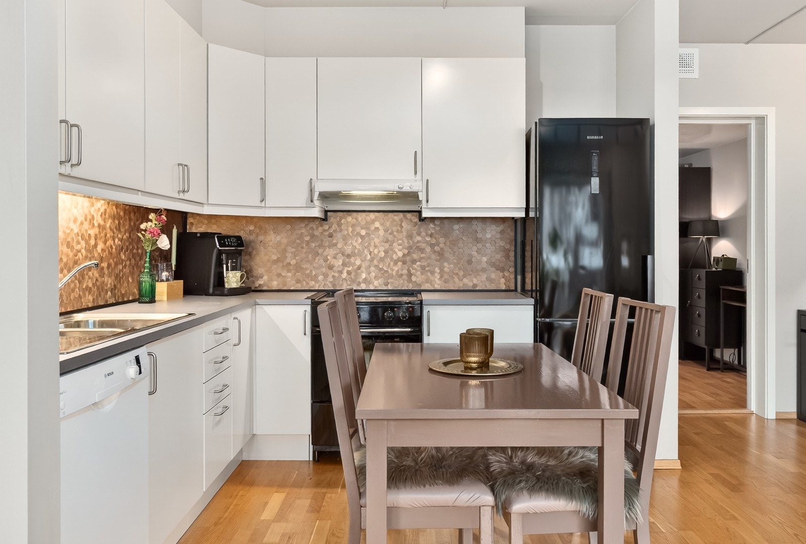 En hyggelig plass for et godt måltid, både til hverdags og i sosiale sammenkomster. Galleribilde