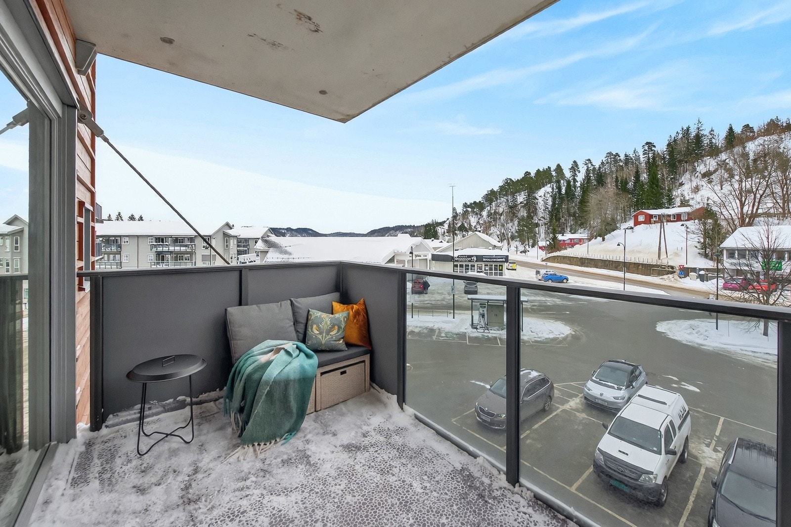 Her kan man sitte å se på mylderet, nyte sola og en god kopp kaffe på deilige hverdager. Galleribilde