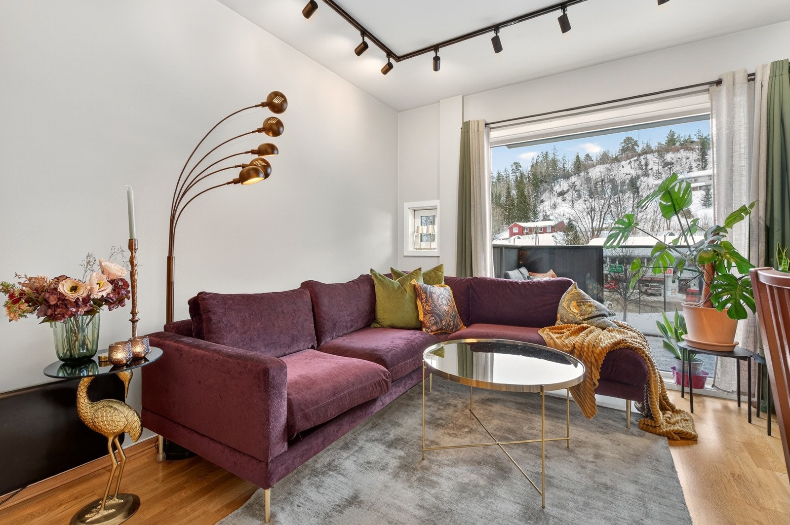 Stuen har gode gulv og veggflater som gir fine møbleringsmuligheter. Galleribilde