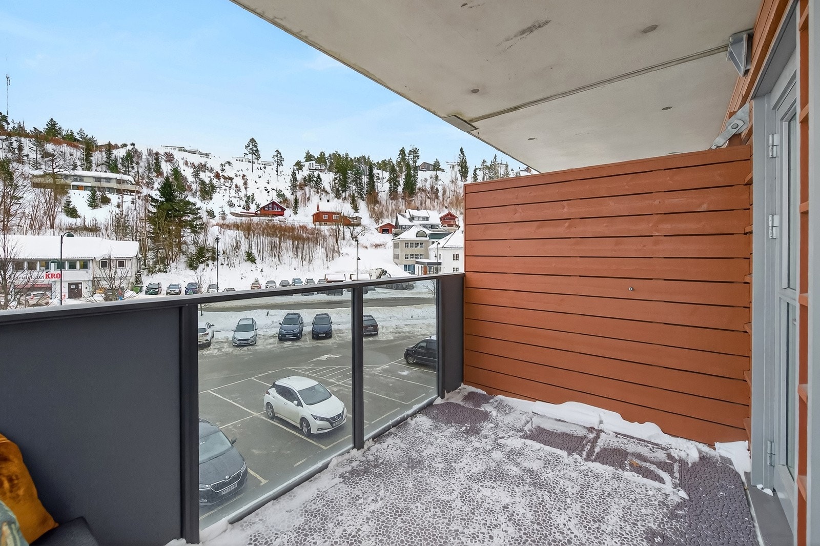 Levegg mot nabo gjør balkongen skjermet for både innsyn og vind. Galleribilde