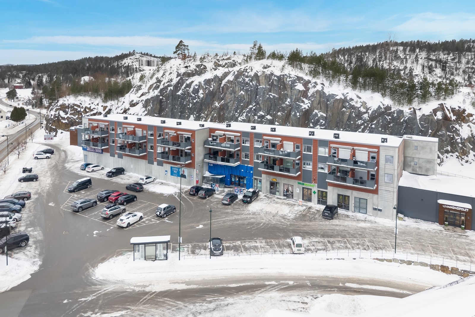 Leiligheten ligger i 2 etg og har heis ned til butikken bare få meter fra inngangsdøren. Galleribilde