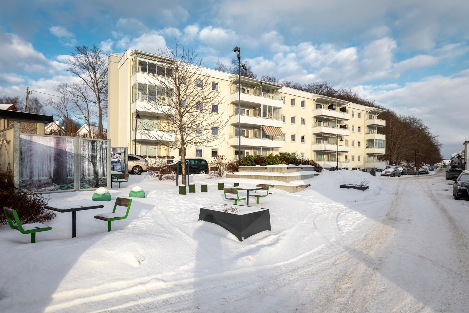 Leiligheten ligger i Bøkelia og grenser inn mot Bøkeskogen. Det er et stille og rolig område Galleribilde