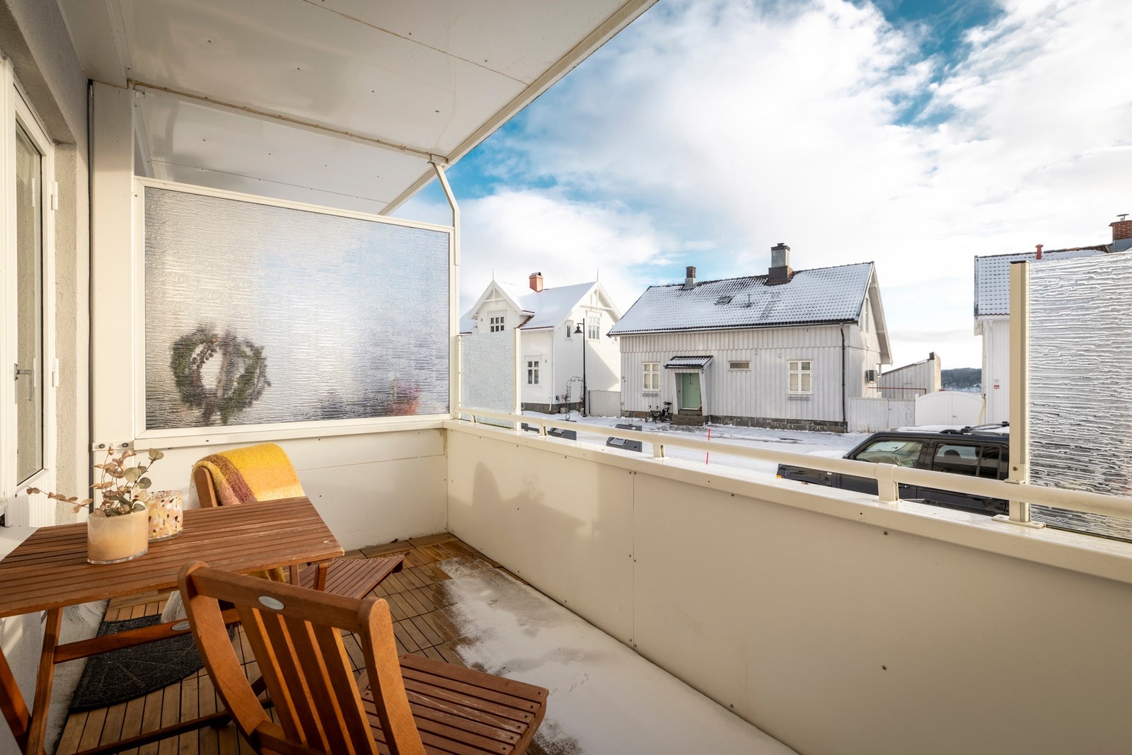Solfylt og deilig balkong med takoverbygg. Fra balkongen er det sjøgløtt ned mot Larviksfjorden. Galleribilde