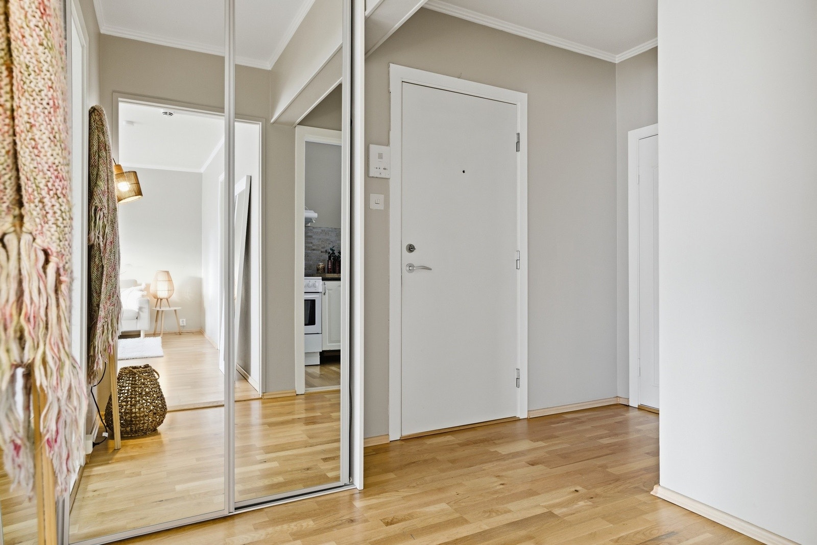 Entre/gang med plass til sko og tøy. Galleribilde