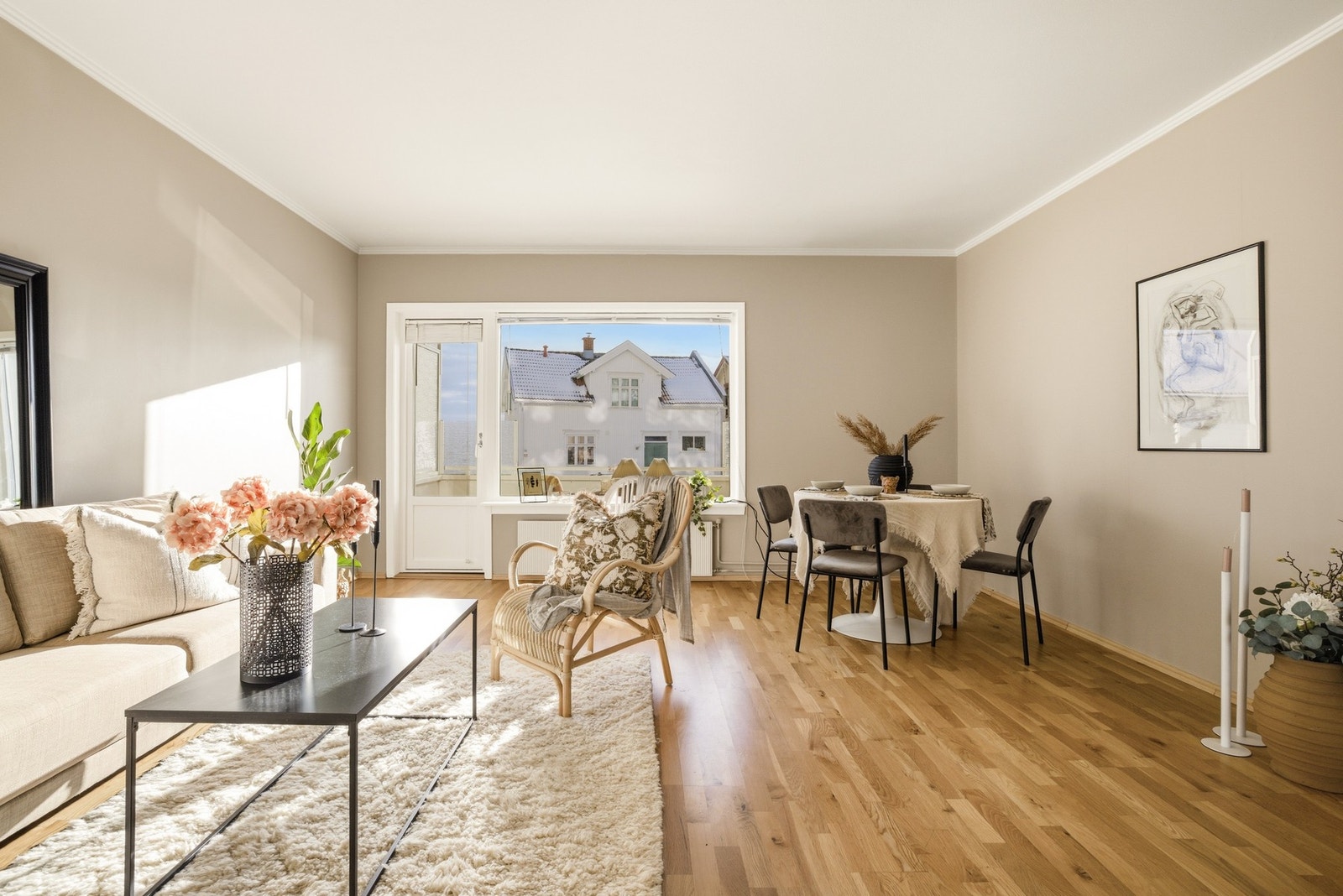 Stue med utgang til balkong. Galleribilde