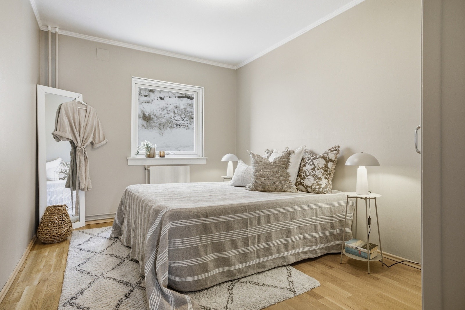 Hovedsoverom er et stort og deilig soverom. Her er det god plass til dobbeltseng. Innebygget garderobeskap. Galleribilde