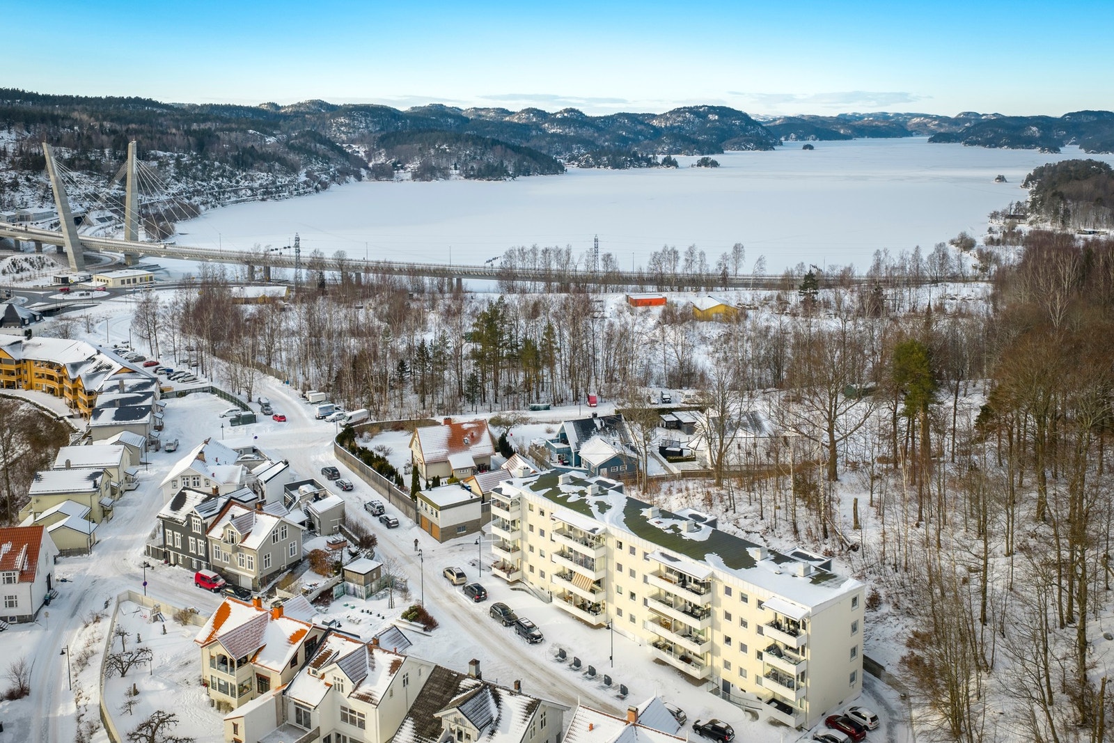 Eiendommen ligger like ved Farrisvannet. Deilige bademuligheter om sommeren. Galleribilde