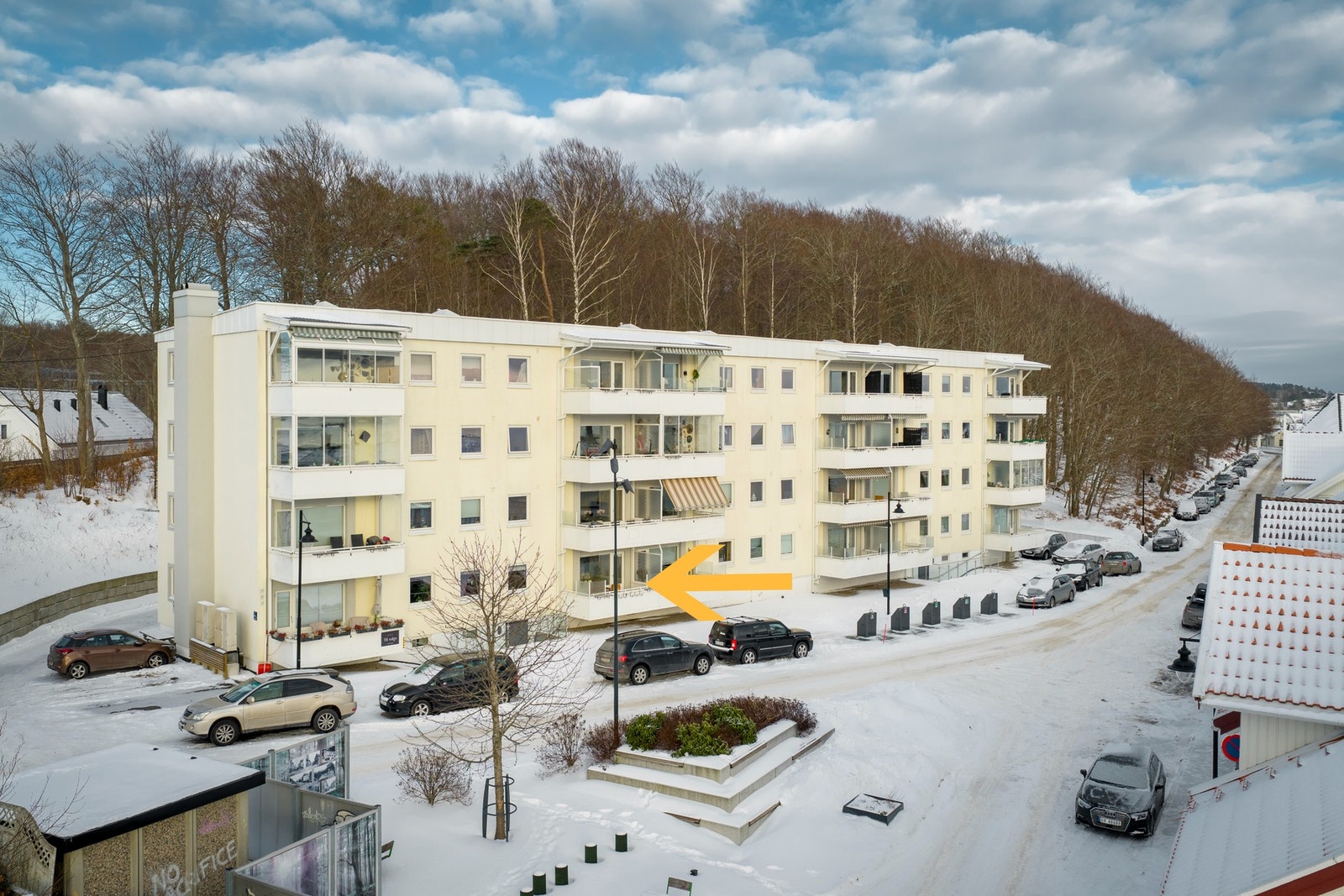 Leiligheten ligger i høy 1.etasje. I bakgrunn ser vi Bøkeskogen. Her er det umiddelbar nærhet til turområder. Galleribilde