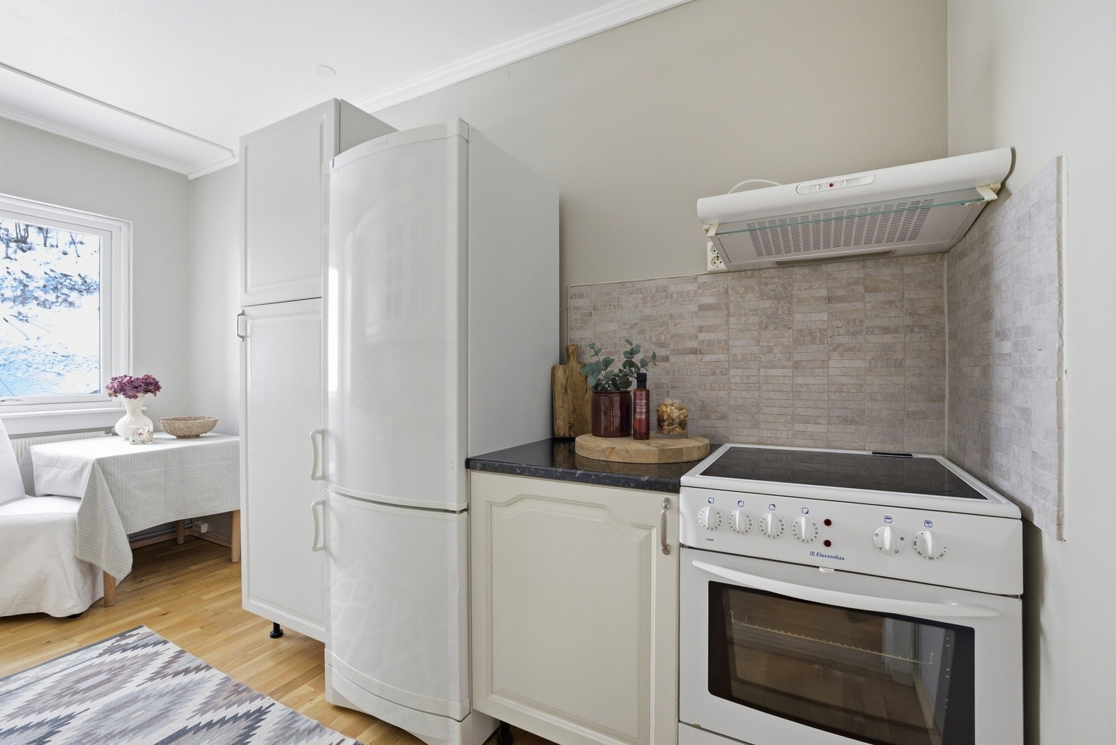 Hvitevarene på kjøkkenet følger med handelen. Galleribilde