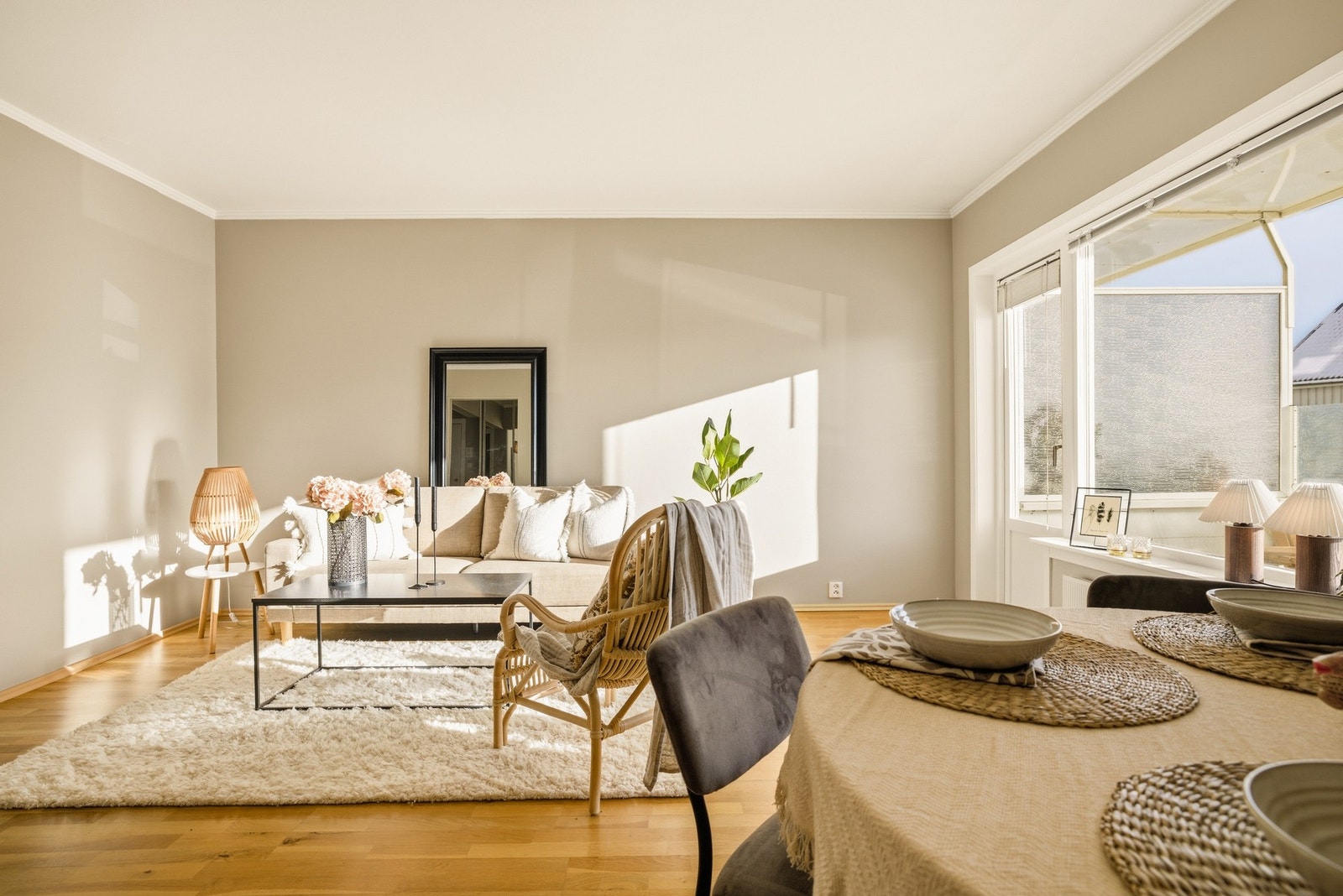 Borettslaget har en god fellesordning på oppvarming der man bruker radiatorerer som varmes opp via flere store varmepumper. Dette er inkludert i felleskostnadene og gjør at man får ganske lave strømregninger. Galleribilde