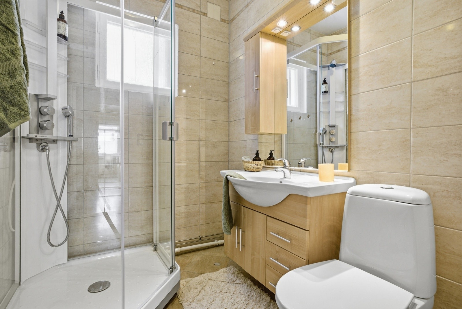 Fint og flislagt bad med dusjkabinett, toalett og servant med oppbevaring. Badet ble pusset opp i 2008. Det var tidligere innstallert vaskemaskin på badet. Det antas at dette kan re-etableres. Galleribilde