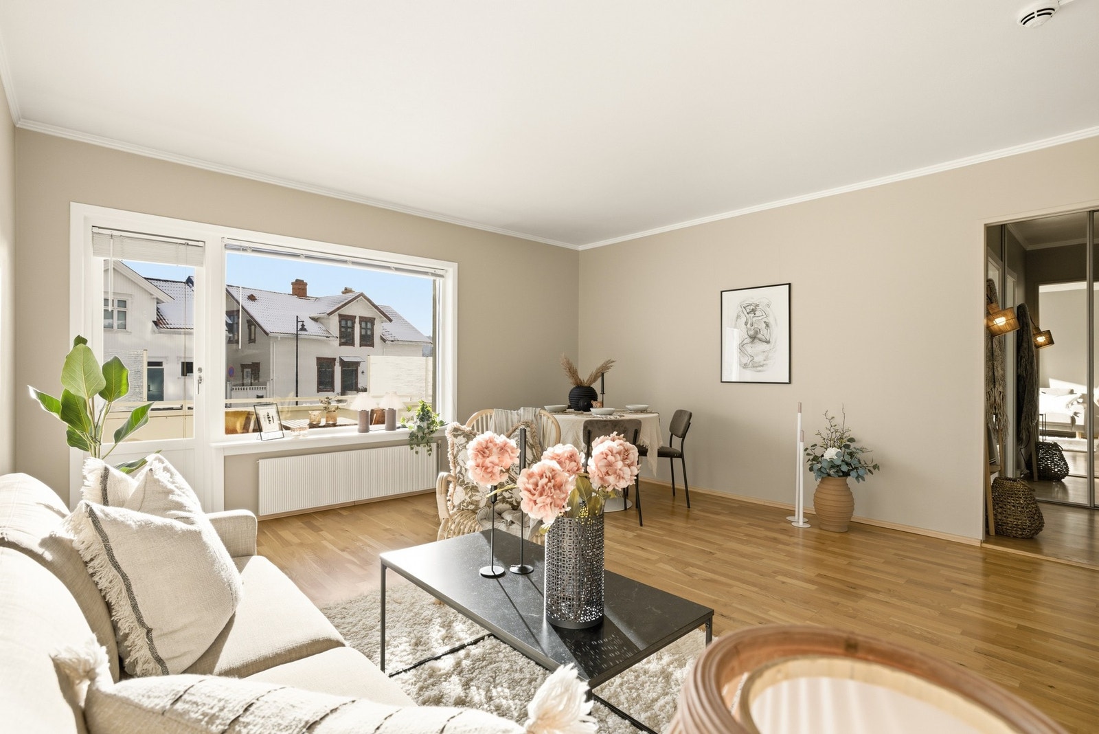 Leiligheten er nylig malt opp og fremstår som en lys og trivelig leilighet. Mye av leiligheten ble pusset opp i 2008 og har blitt pent brukt. Overflater er malt i 2026. Galleribilde