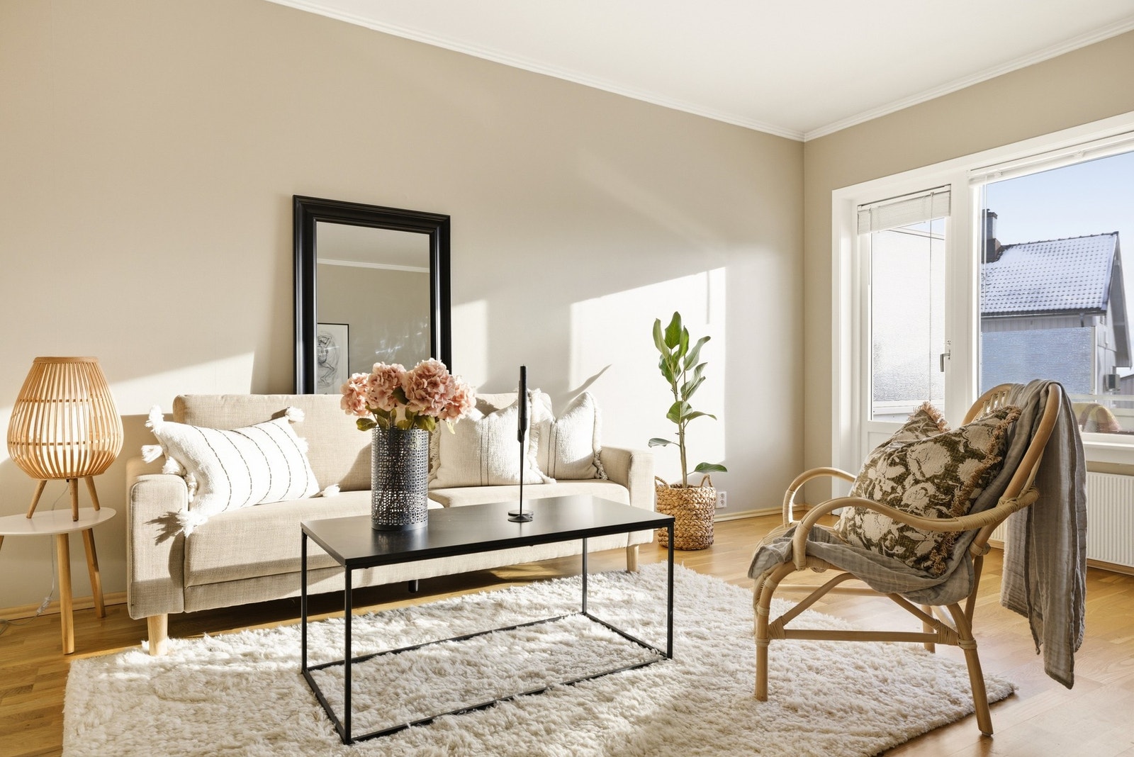 I stuen er det fint plass til spisebord og sofagruppe. Galleribilde