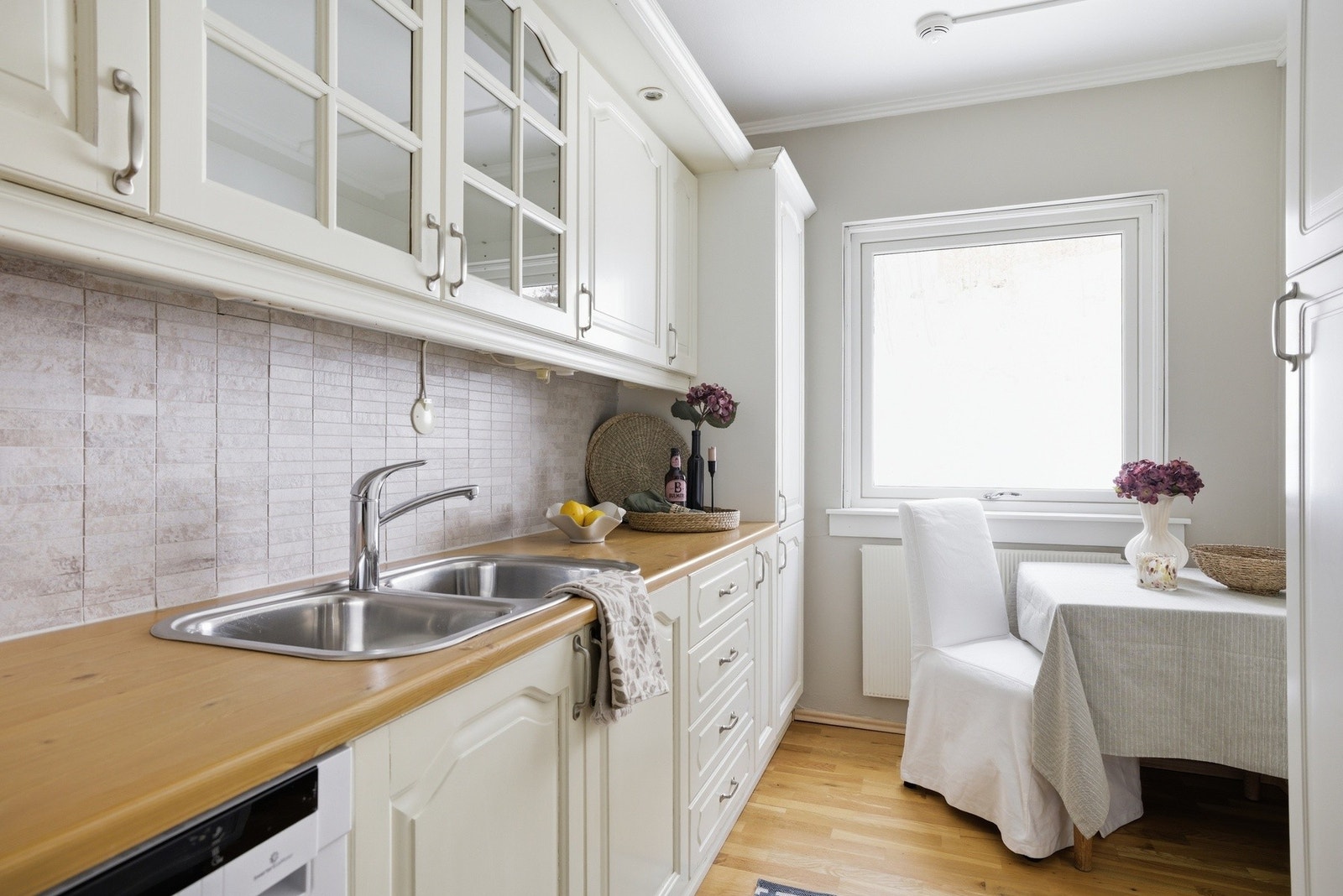 Lyst og fint kjøkken med en koselig liten spiseplass. Galleribilde