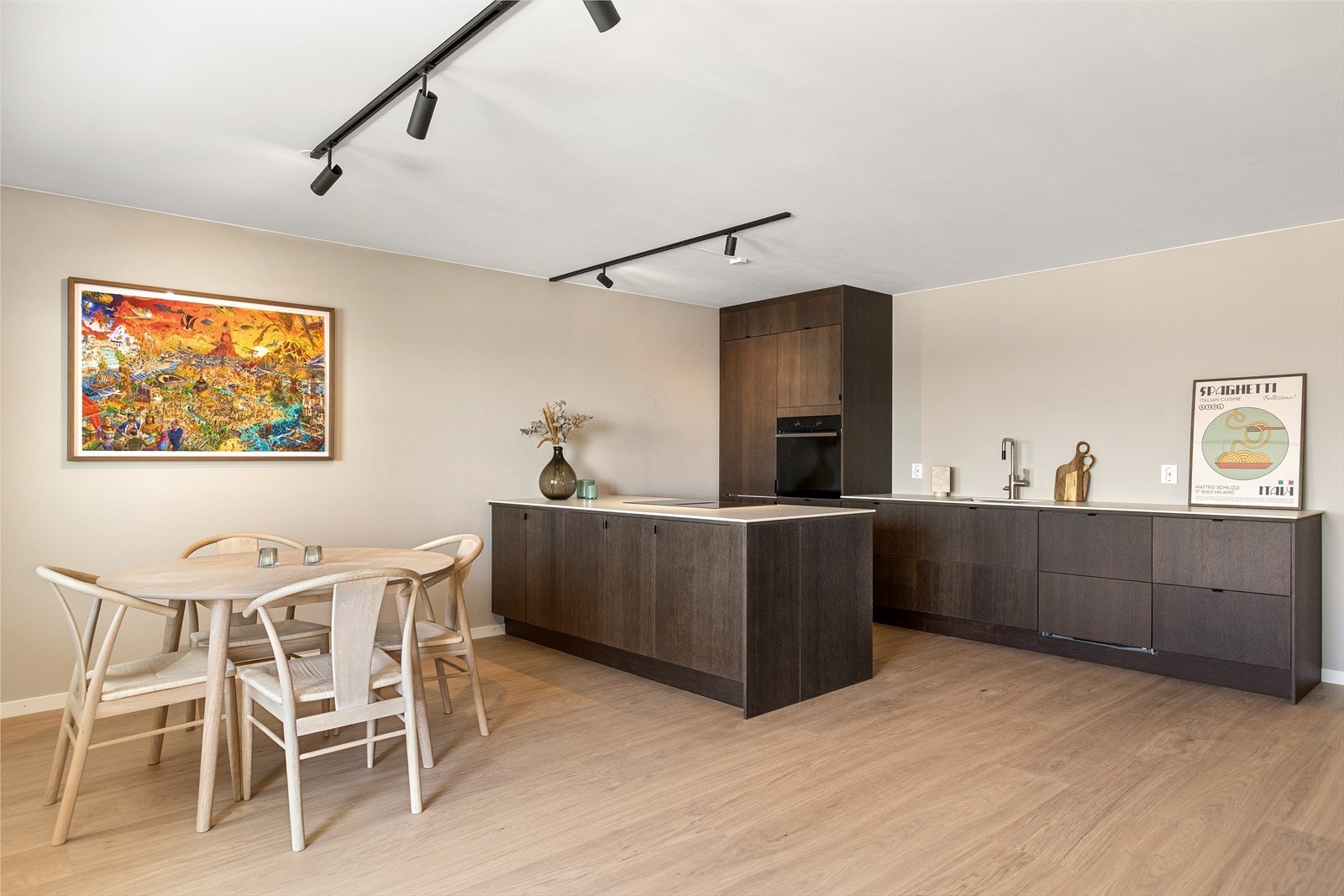 Ekstra bred og lang 1-stavs parkett (herdet tregulv) gir et lekkert uttrykk og tilfører rommene kvalitetsfølelse Galleribilde