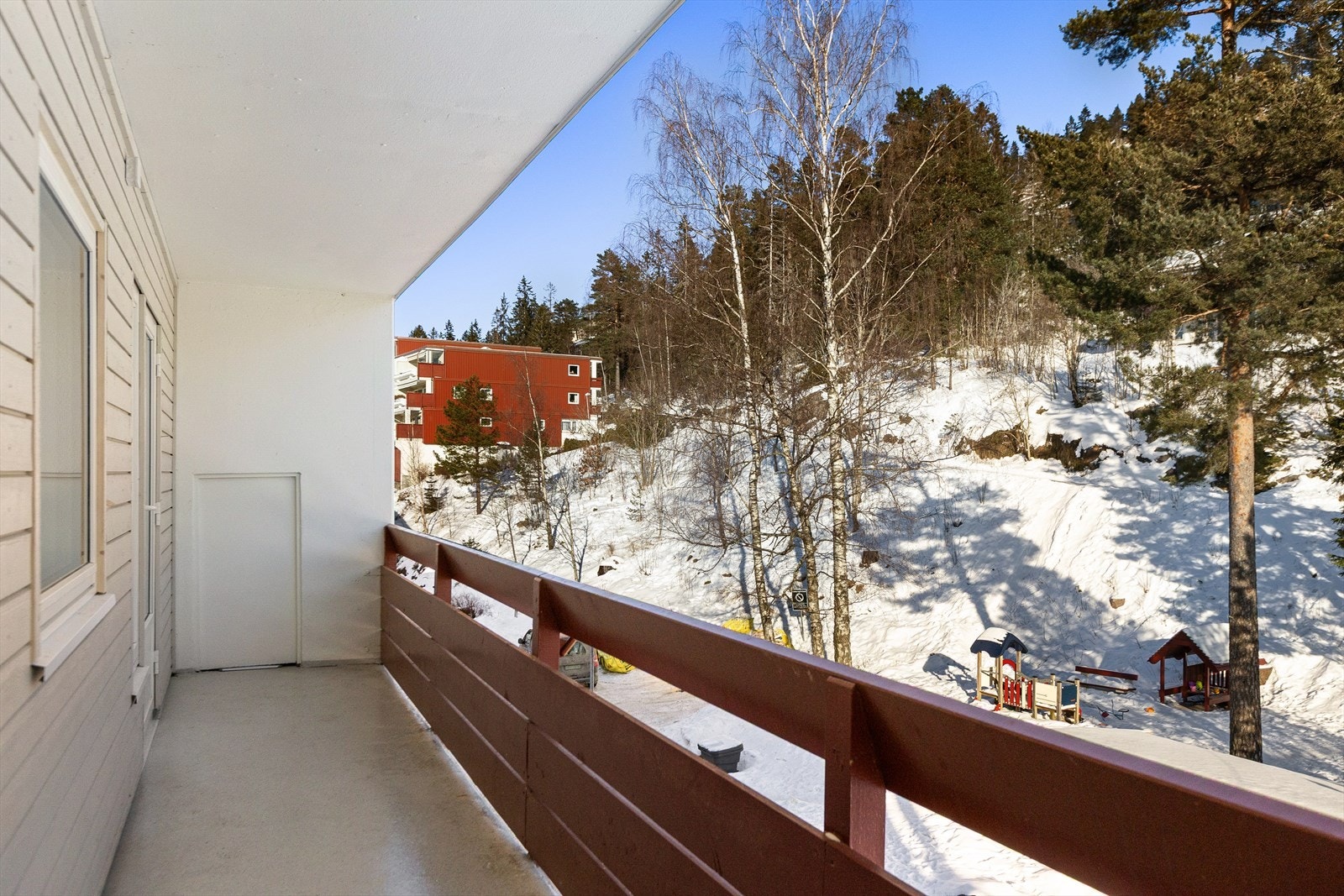 Her har man utsyn over borettslagets grønne og barnevennlige fellesarealer med sittegrupper og flotte lekeapparater Galleribilde