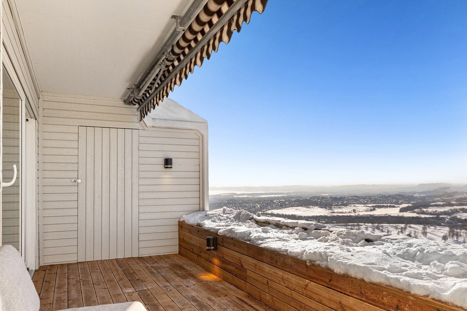 Totaloppusset og påkostet 4-roms toppleilighet med to usjenerte uteplasser, magisk utsikt og svært gode solforhold Galleribilde