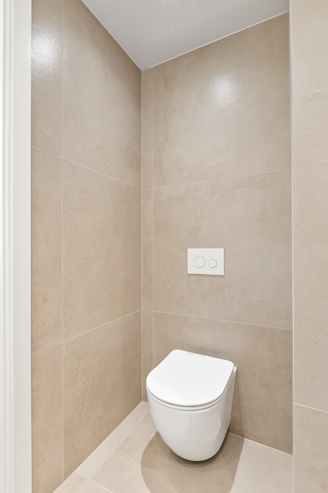 Leiligheten inneholder to nye og påkostede bad. Begge utført med gjennomtenkte materialvalg og et helhetlig uttrykk Galleribilde