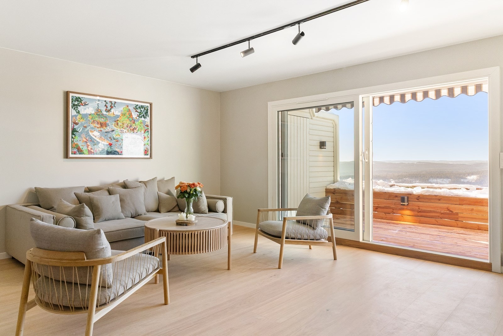 Helt usjenert med eventyrlig utsikt og nydelige solnedganger. Nye vinduer og skyvedør til terrasse ble montert i 2018, noe som både forbedrer komforten og fremhever utsikten Galleribilde