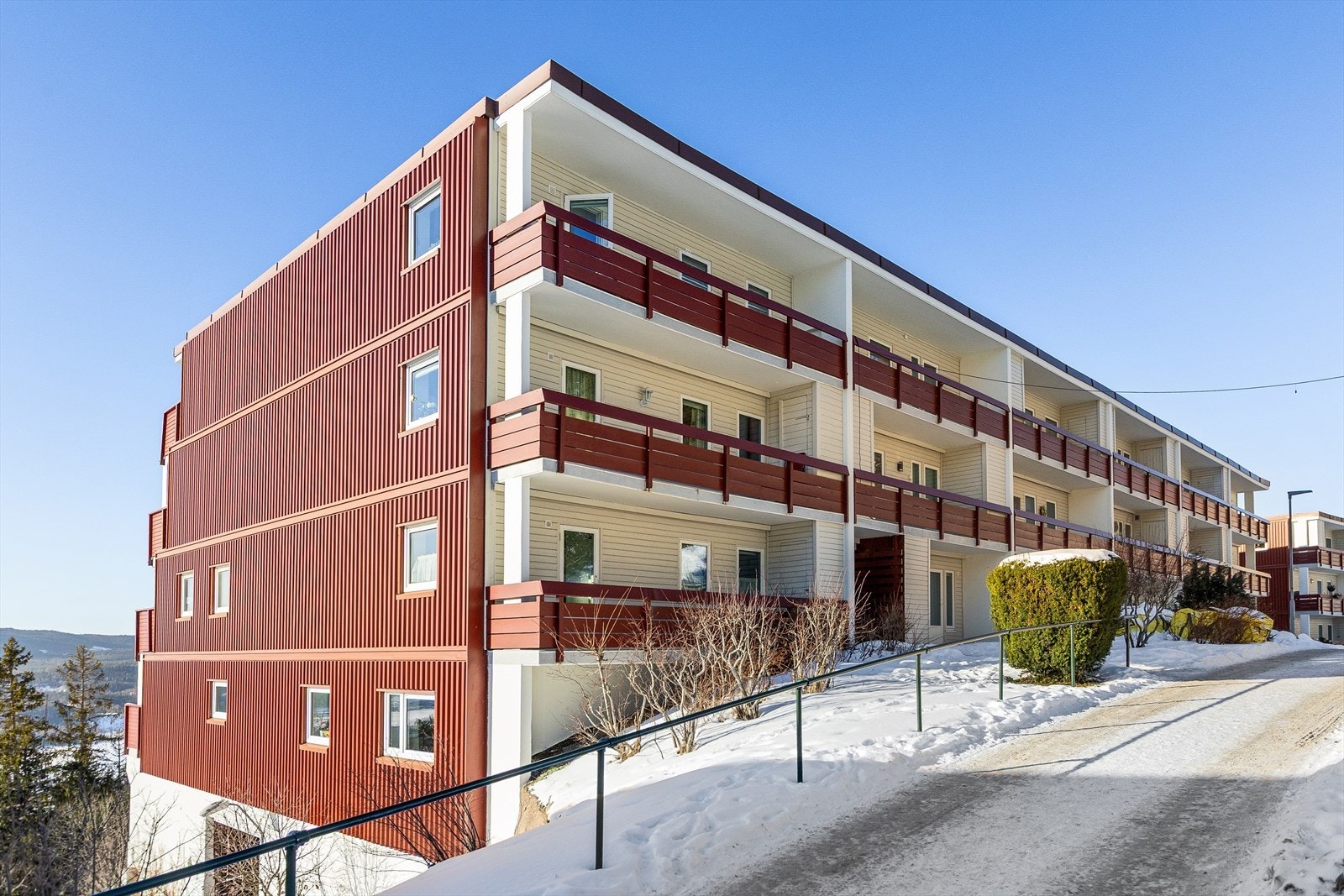 Leiligheten har en rolig og tilbaketrukket beliggenhet. Barnevennlige og naturskjønne omgivelser med flotte fellesområder Galleribilde