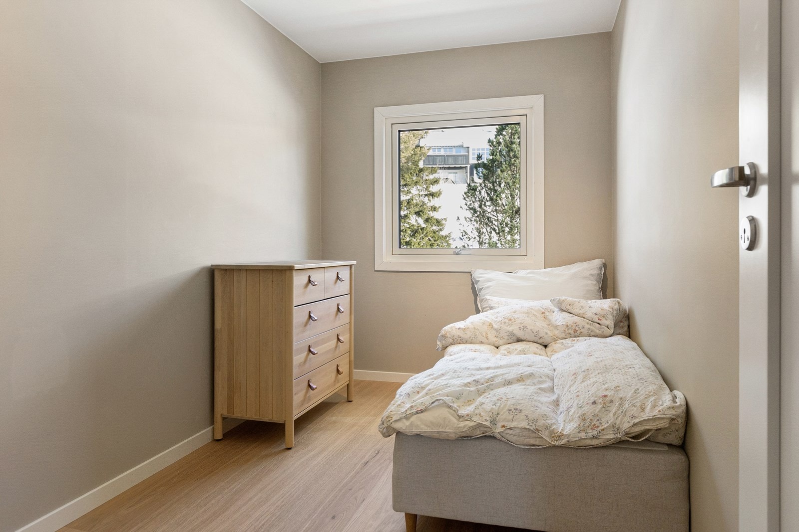 Leiligheten inneholder tre soverom, samlet i en rolig og praktisk avdeling sammen med boligens bad Galleribilde