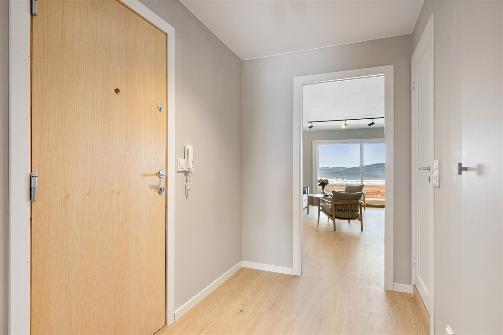 Skyvedøren mellom gang og stue gjør det enkelt å skjerme den private delen av leiligheten ved behov Galleribilde